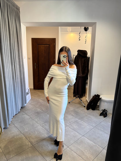 Dzianinowa sukienka z odkrytymi ramionami – ecru