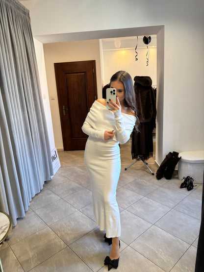 Dzianinowa sukienka z odkrytymi ramionami – ecru