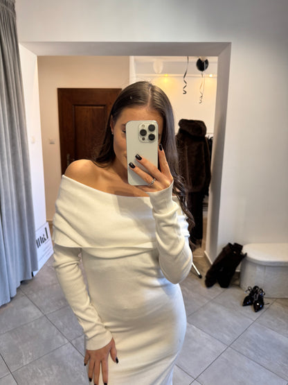 Dzianinowa sukienka z odkrytymi ramionami – ecru