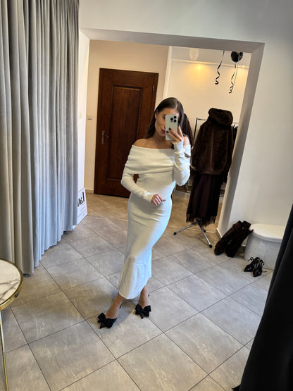 Dzianinowa sukienka z odkrytymi ramionami – ecru