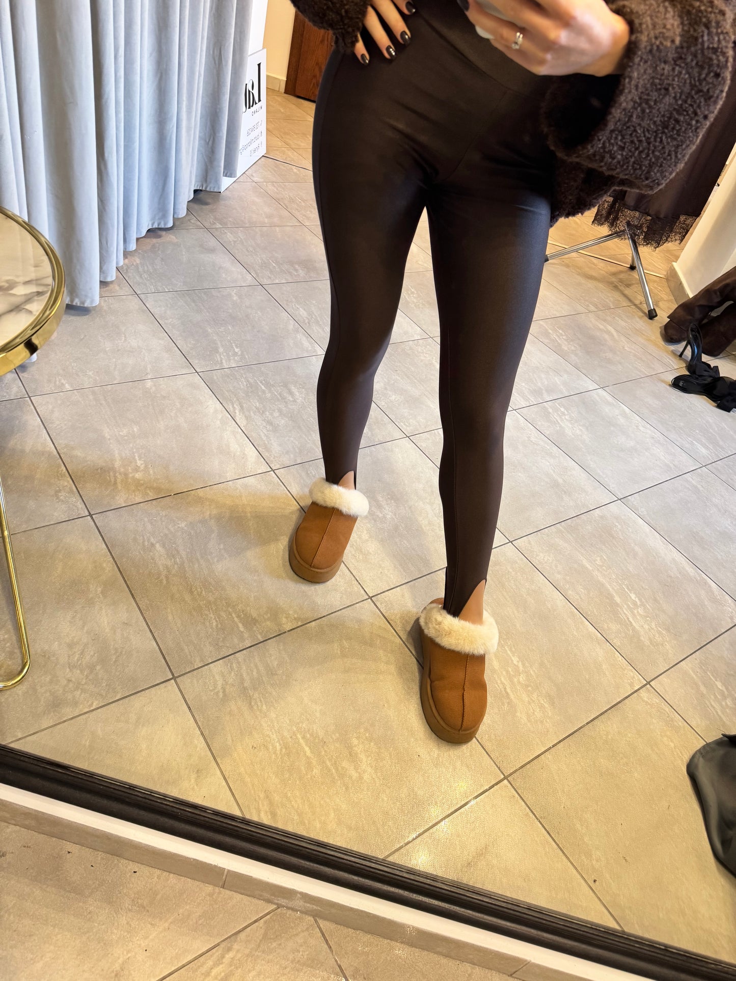 Czekoladowe legginsy z połyskiem – model second skin