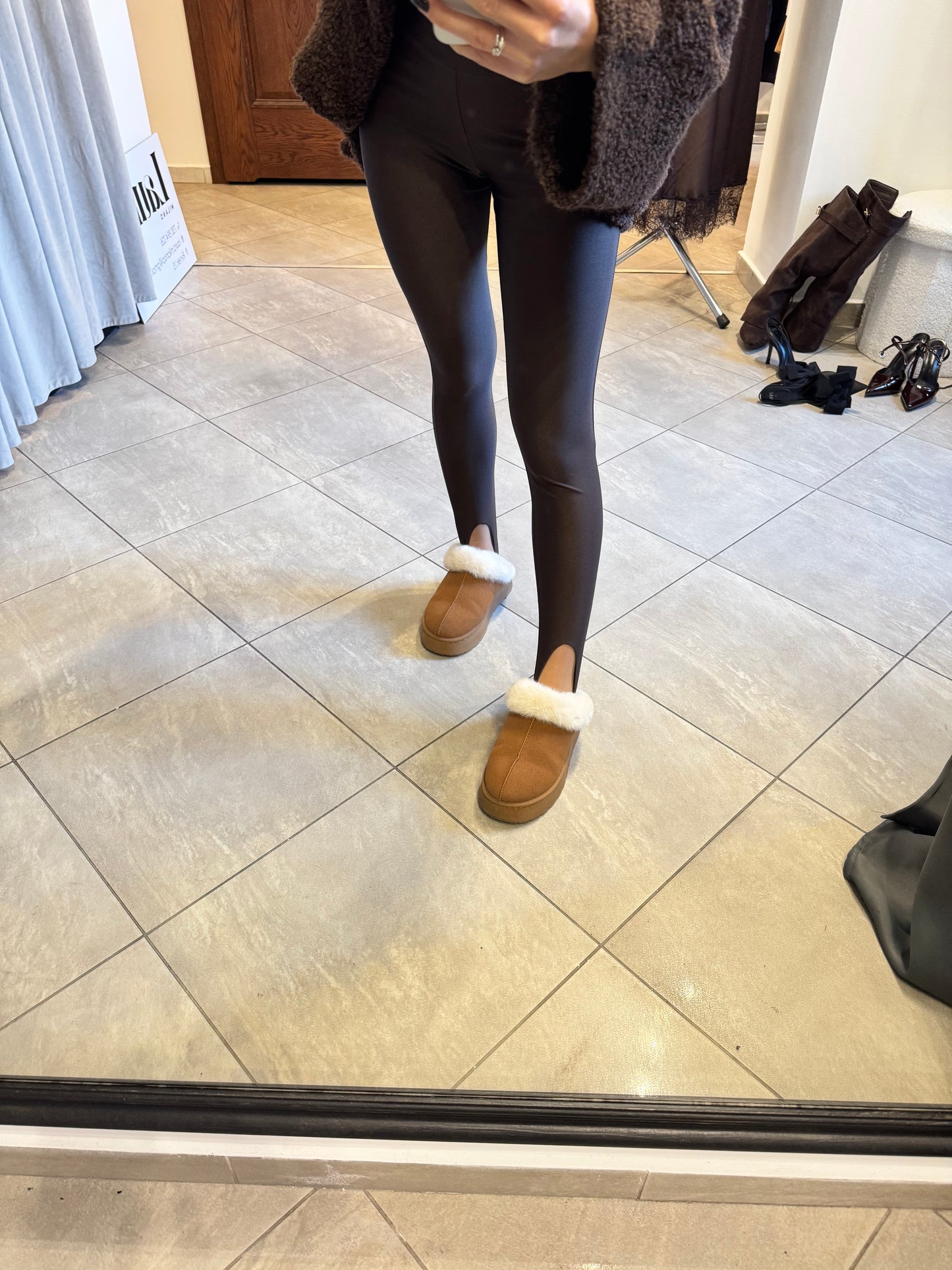 Czekoladowe legginsy z połyskiem – model second skin