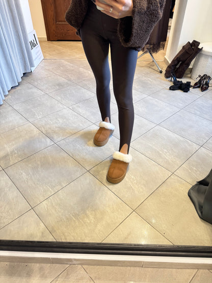 Czekoladowe legginsy z połyskiem – model second skin