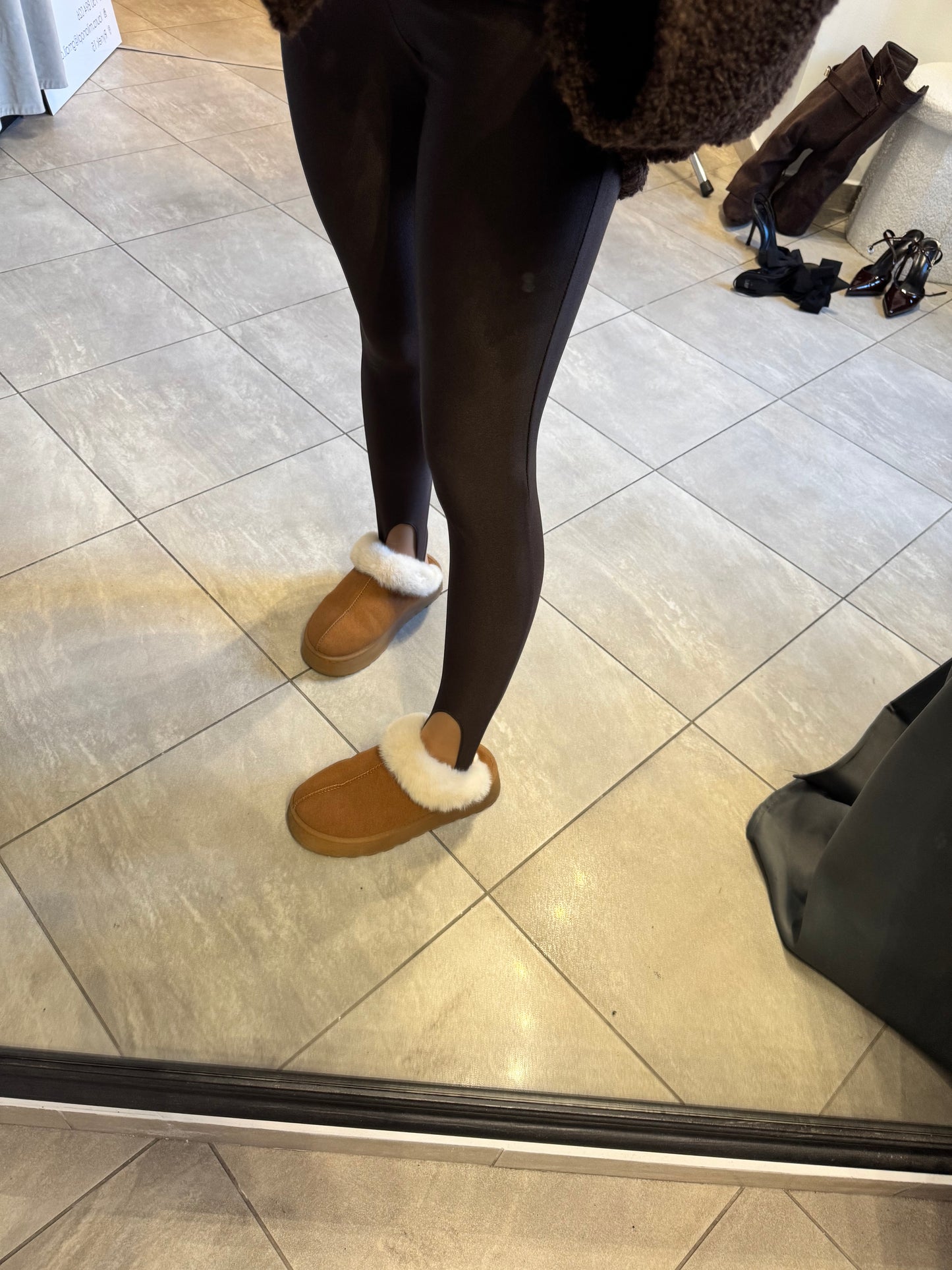 Czekoladowe legginsy z połyskiem – model second skin