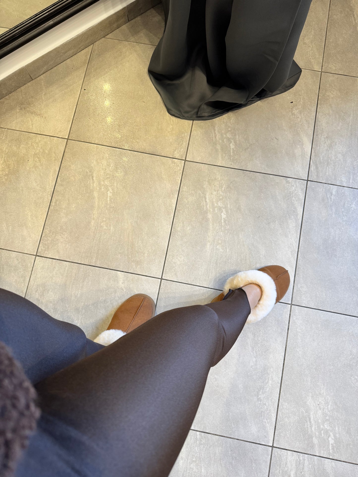 Czekoladowe legginsy z połyskiem – model second skin