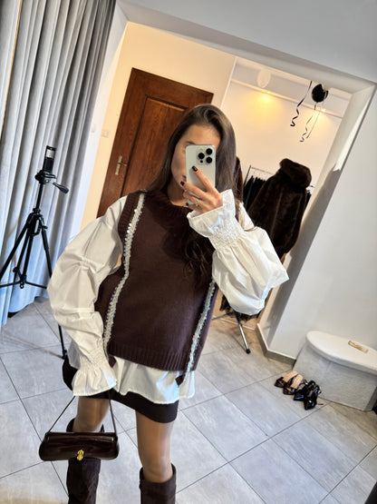 Stylowy duet – brązowa dzianinowa kamizelka i biała koszula oversize