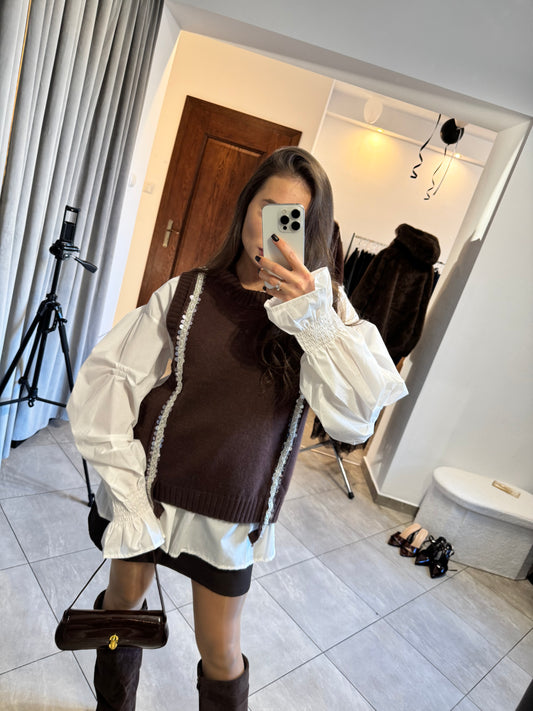 Stylowy duet – brązowa dzianinowa kamizelka i biała koszula oversize