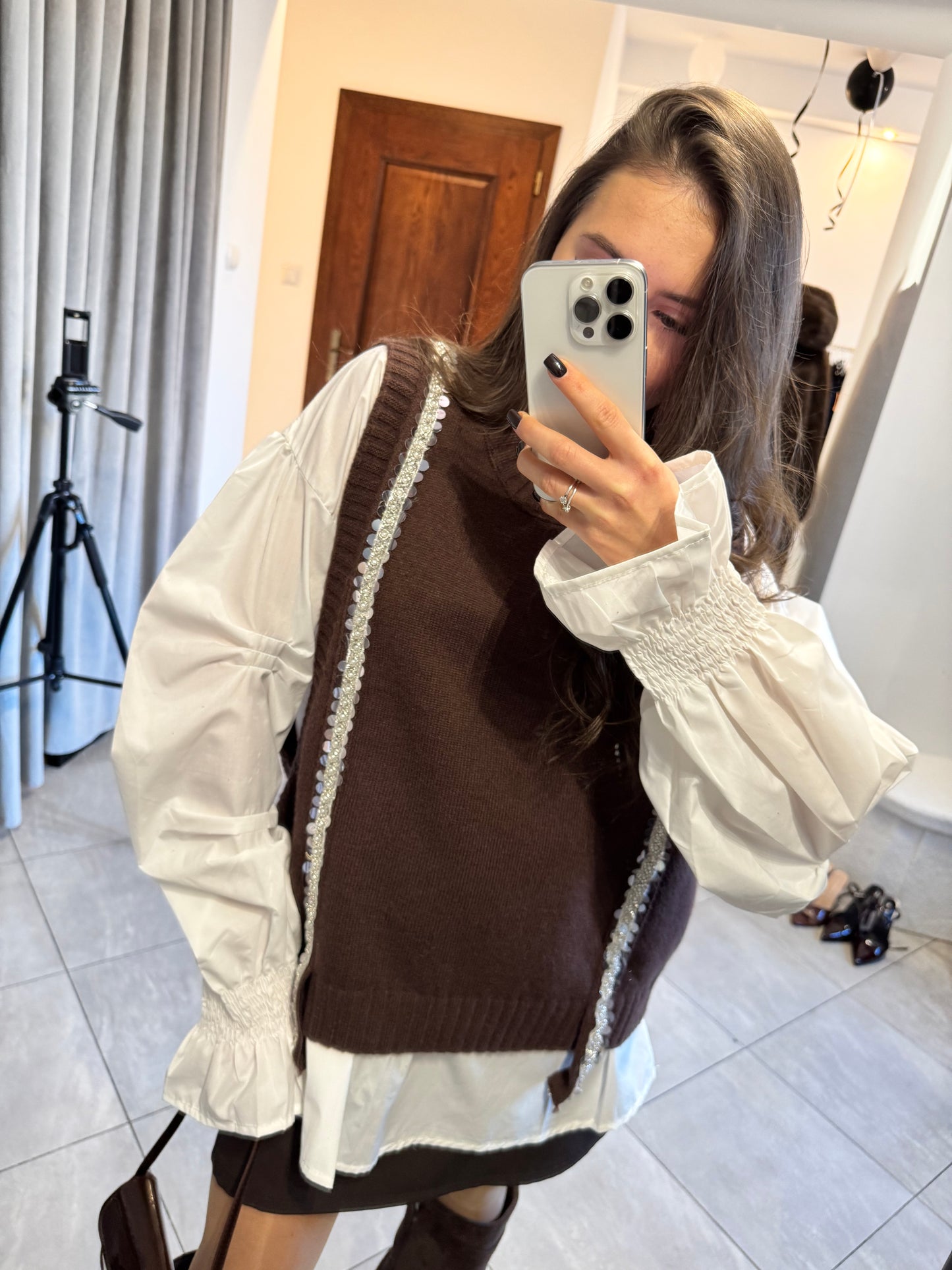 Stylowy duet – brązowa dzianinowa kamizelka i biała koszula oversize