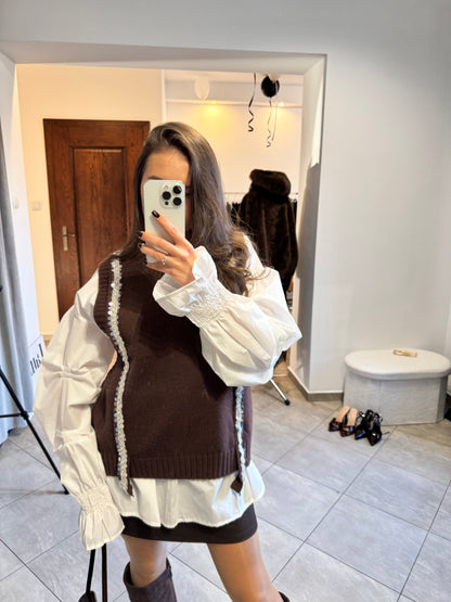 Stylowy duet – brązowa dzianinowa kamizelka i biała koszula oversize