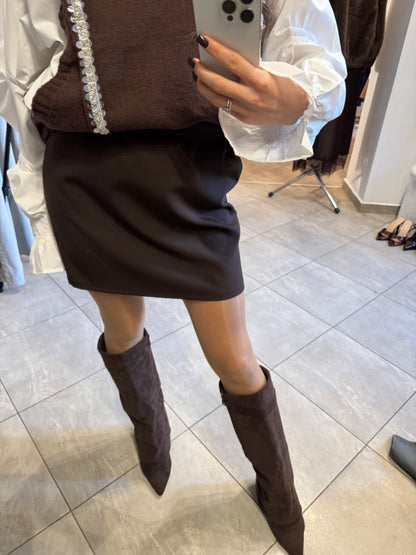 Brązowa mini spódnica o klasycznym kroju