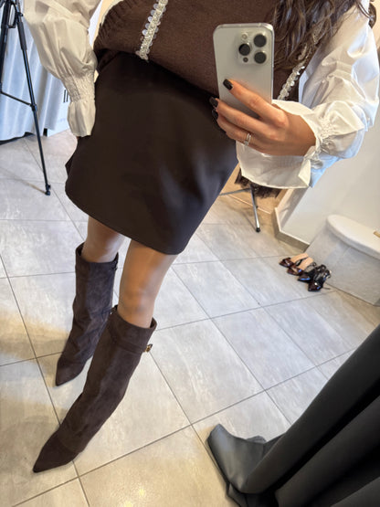 Brązowa mini spódnica o klasycznym kroju