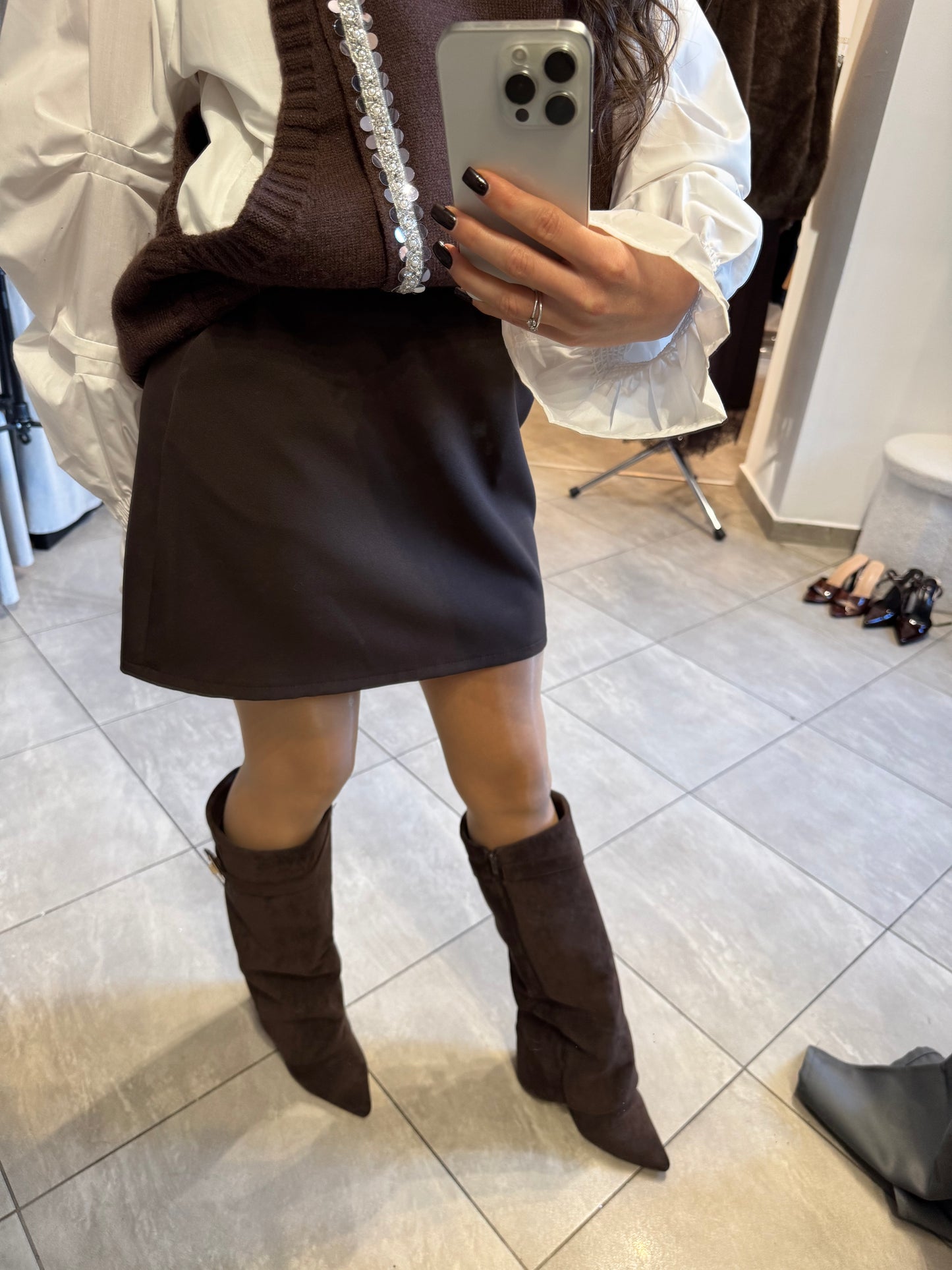 Brązowa mini spódnica o klasycznym kroju