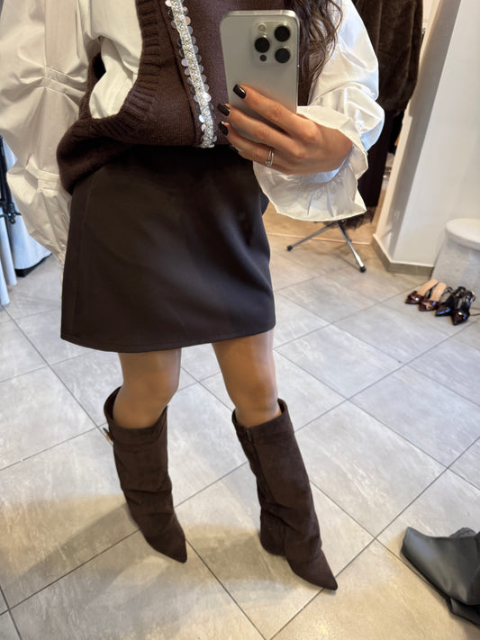 Brązowa mini spódnica o klasycznym kroju