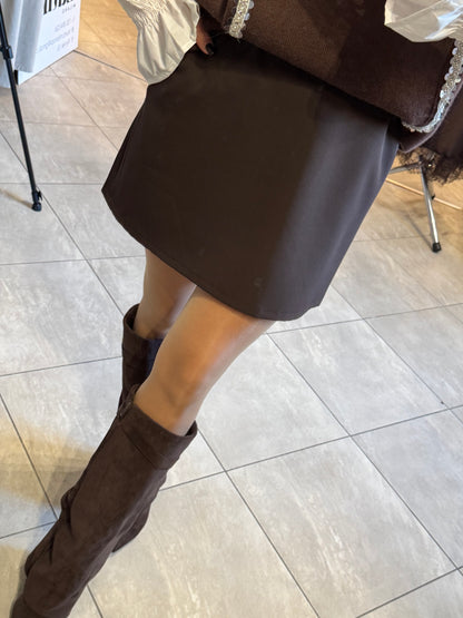 Brązowa mini spódnica o klasycznym kroju