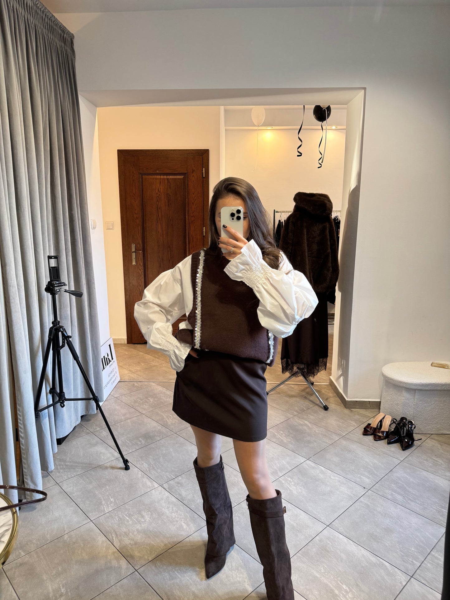 Stylowy duet – brązowa dzianinowa kamizelka i biała koszula oversize