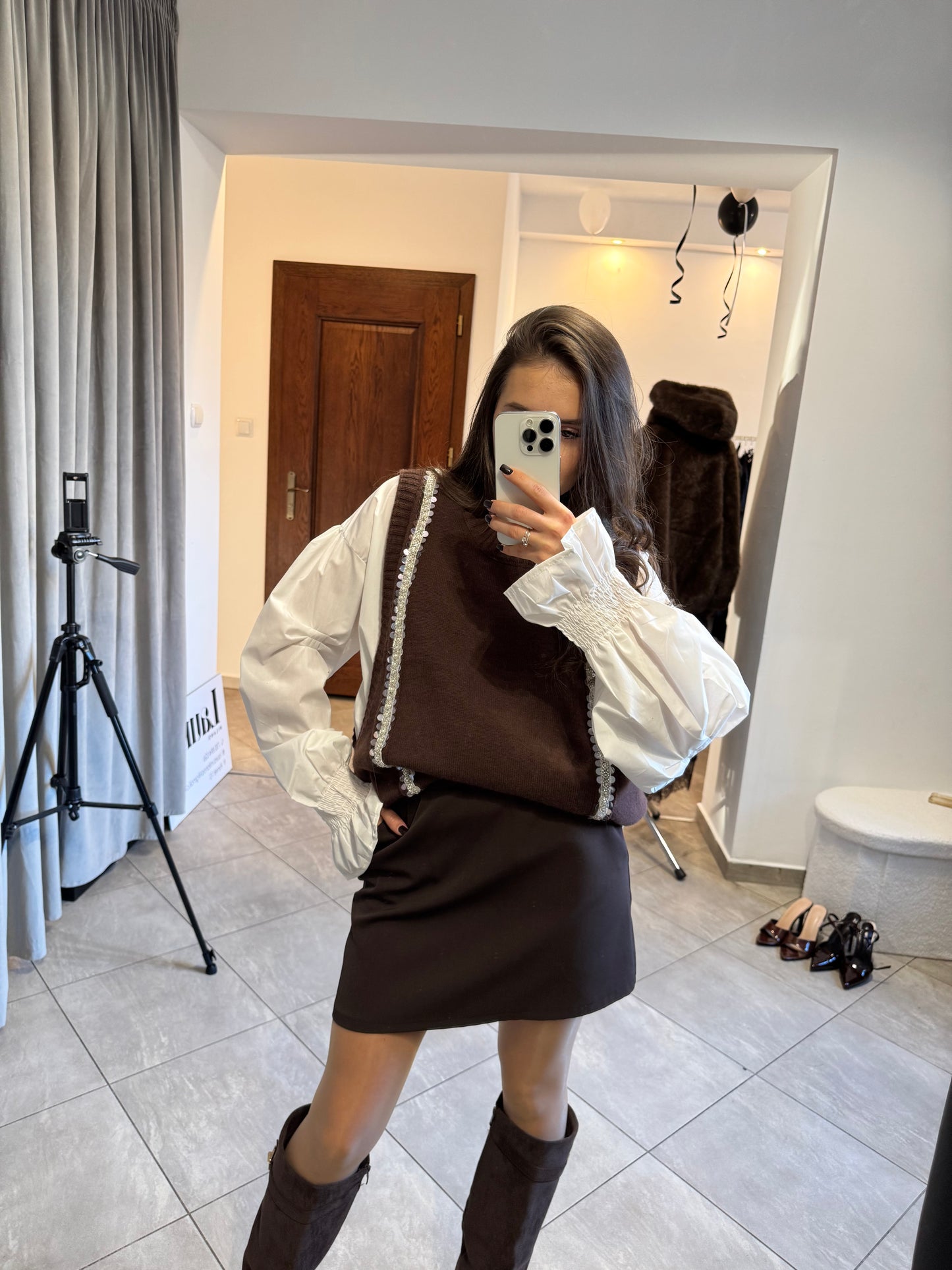 Stylowy duet – brązowa dzianinowa kamizelka i biała koszula oversize