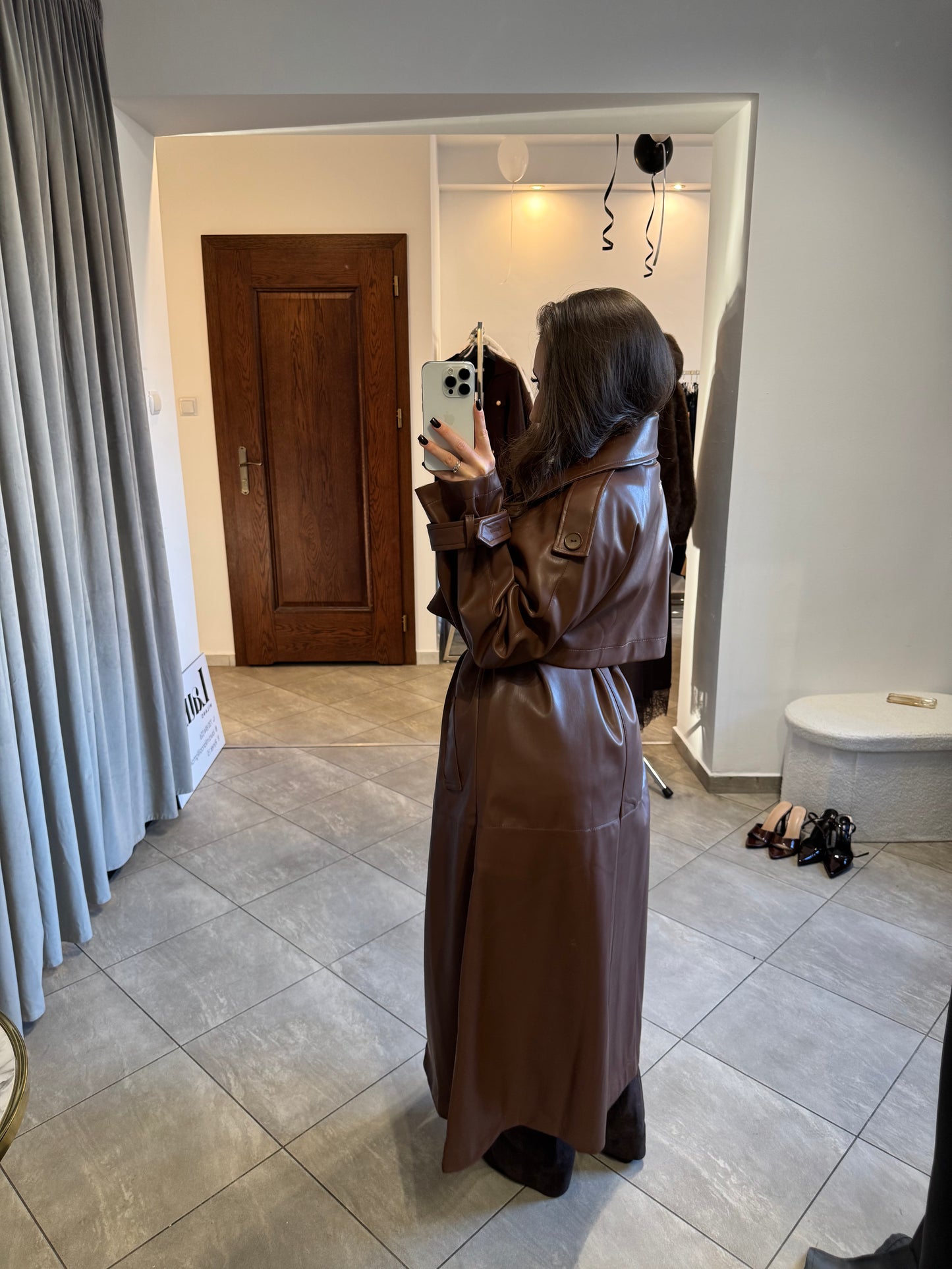 Długi brązowy płaszcz z eko skóry z ociepleniem z zamszu