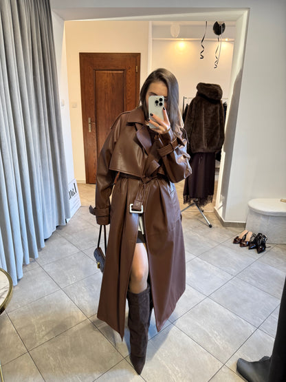 Długi brązowy płaszcz z eko skóry z ociepleniem z zamszu