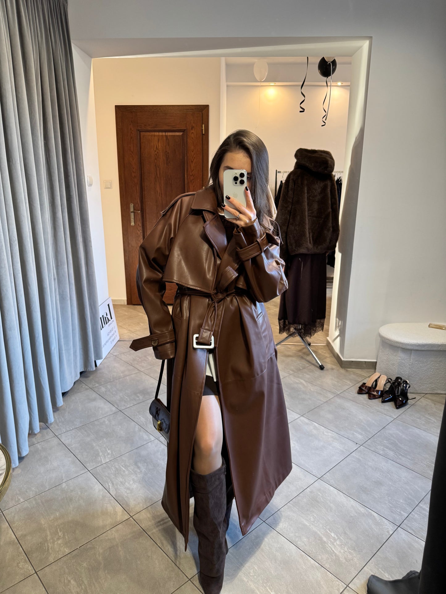 Długi brązowy płaszcz z eko skóry z ociepleniem z zamszu