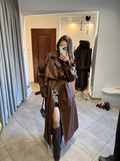 Długi brązowy płaszcz z eko skóry z ociepleniem z zamszu