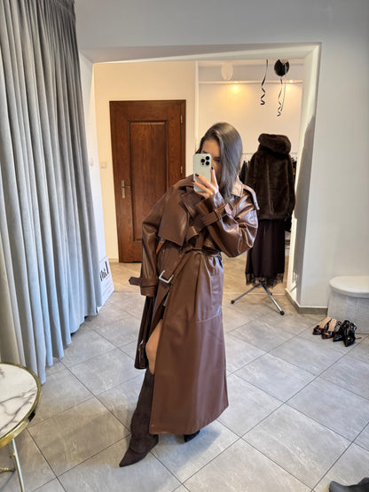 Długi brązowy płaszcz z eko skóry z ociepleniem z zamszu