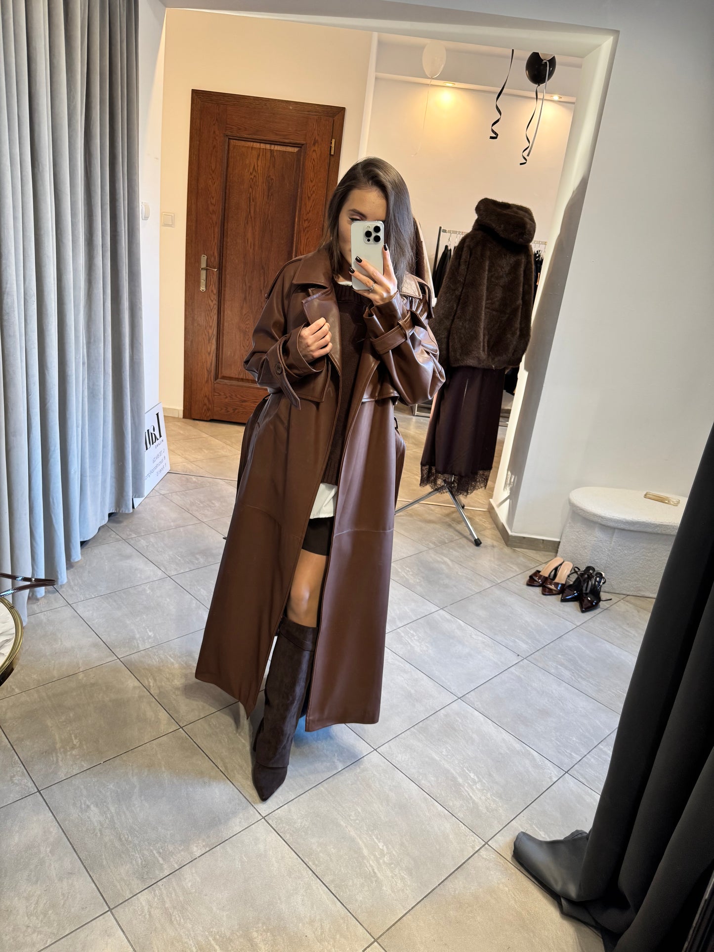 Długi brązowy płaszcz z eko skóry z ociepleniem z zamszu