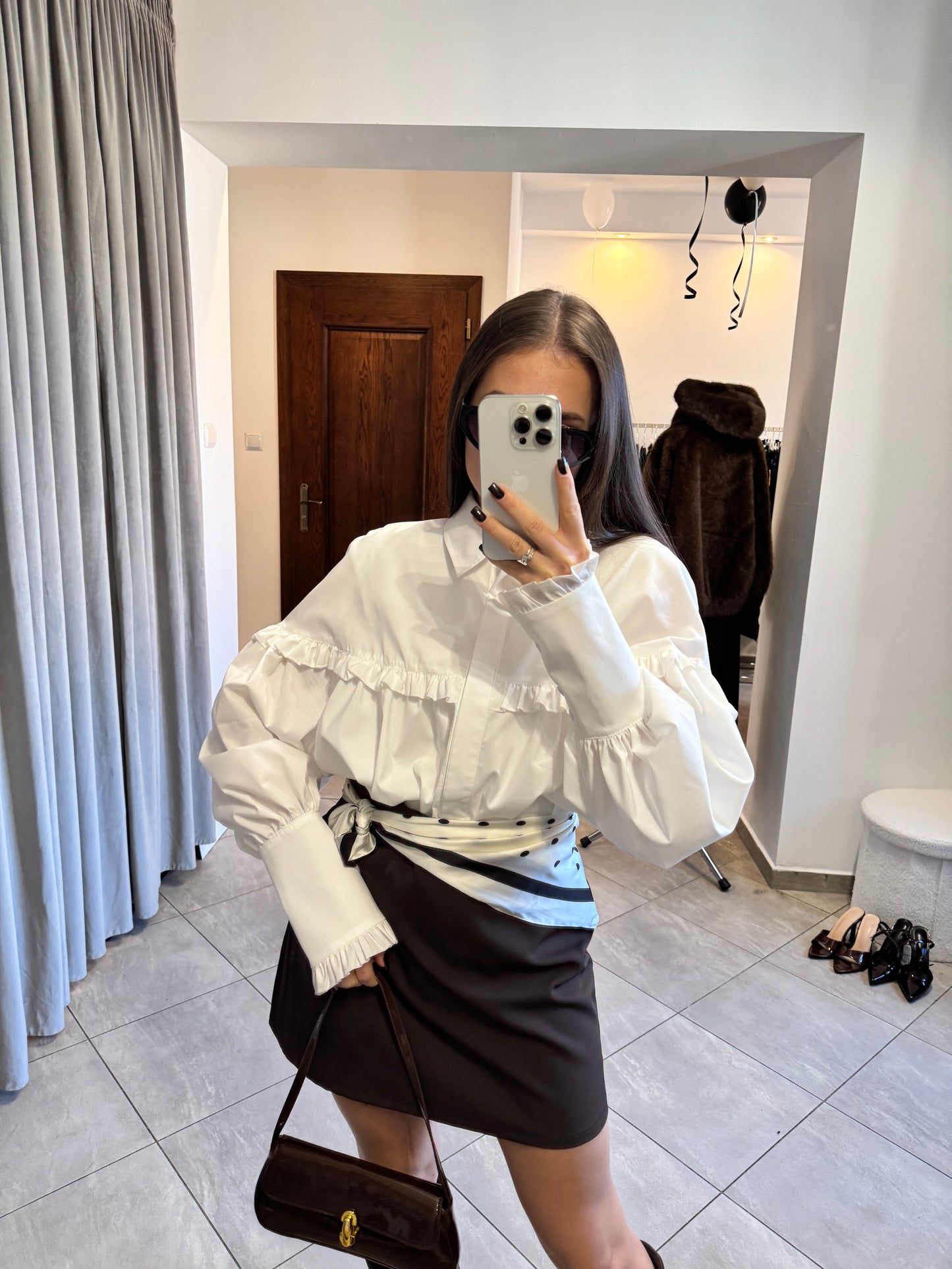 Biała koszula z falbanami i bufkami – elegancja w nowoczesnym wydaniu