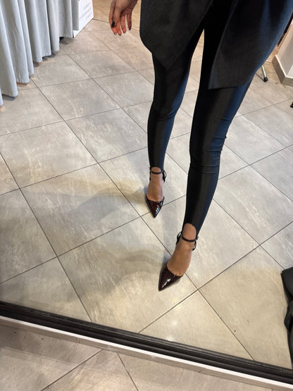 Czarne legginsy na piętę – modelujący krój i eleganckie wykończenie