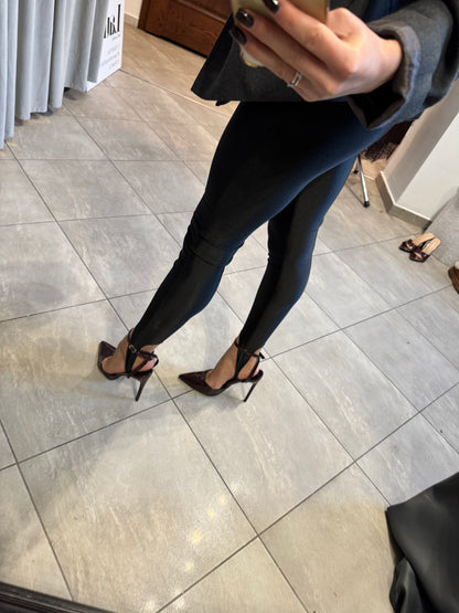 Czarne legginsy na piętę – modelujący krój i eleganckie wykończenie