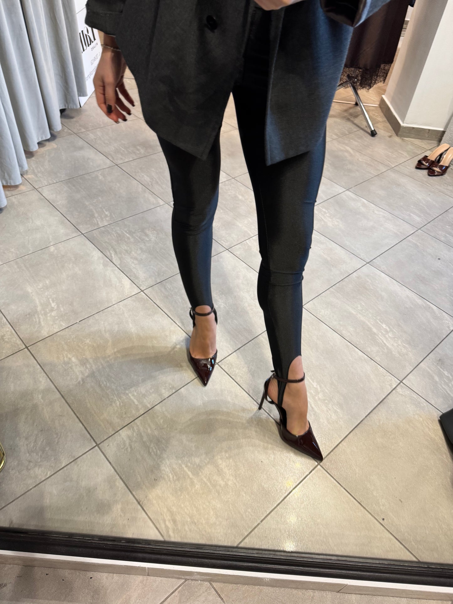 Czarne legginsy na piętę – modelujący krój i eleganckie wykończenie