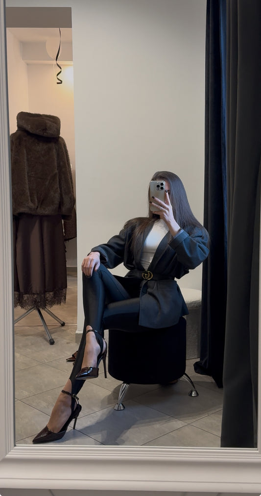 Czarne legginsy na piętę – modelujący krój i eleganckie wykończenie