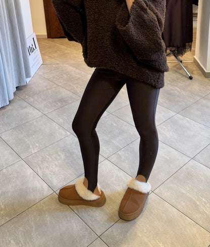 Czekoladowe legginsy z połyskiem – model second skin