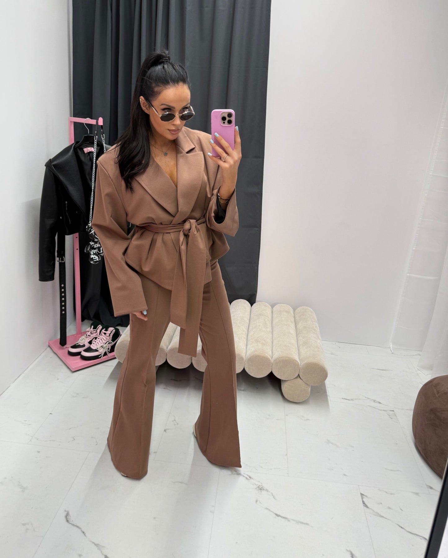 Karmelowe spodnie z wysokim stanem – elegancki fason z prostą nogawką