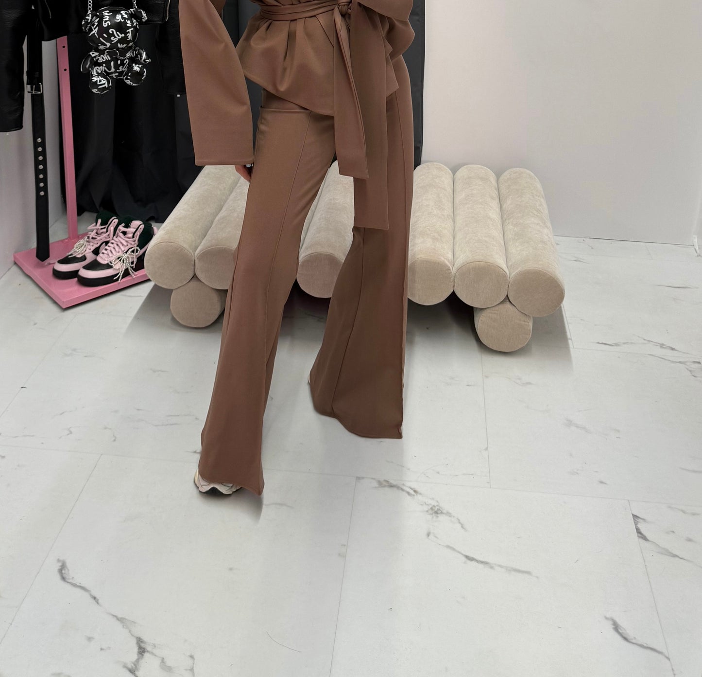 Karmelowe spodnie z wysokim stanem – elegancki fason z prostą nogawką