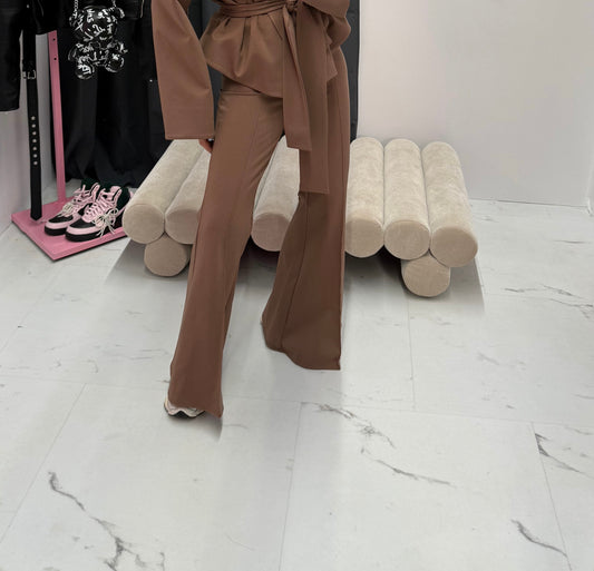 Karmelowe spodnie z wysokim stanem – elegancki fason z prostą nogawką