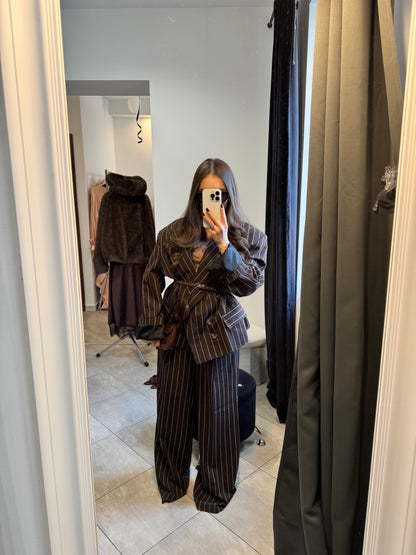 Marynarka oversize w prążki z paskiem – elegancki krój unisex