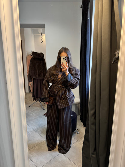 Marynarka oversize w prążki z paskiem – elegancki krój unisex