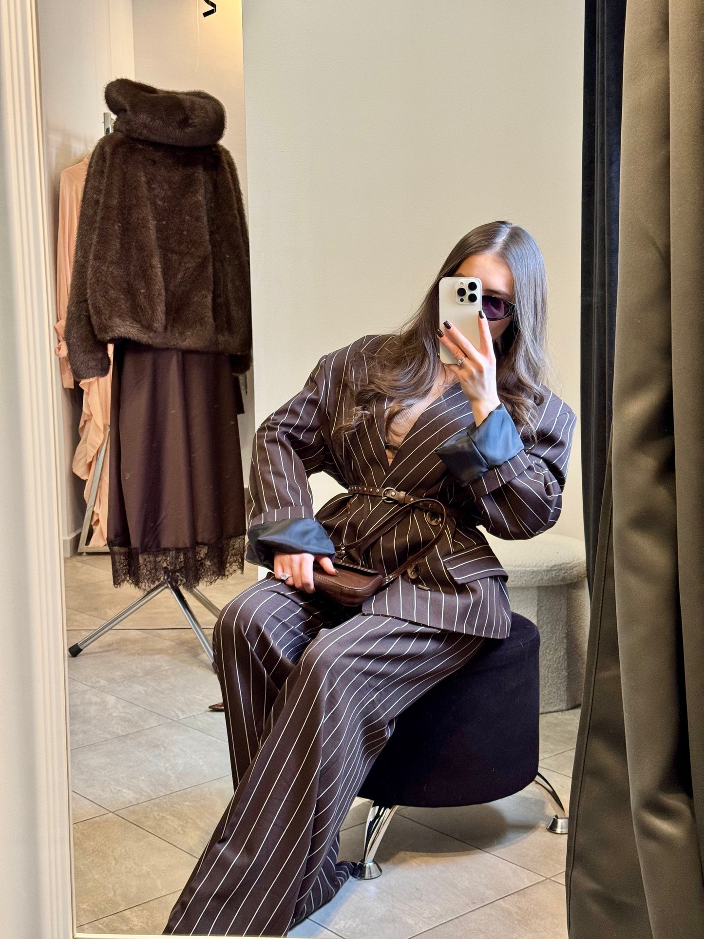 Marynarka oversize w prążki z paskiem – elegancki krój unisex