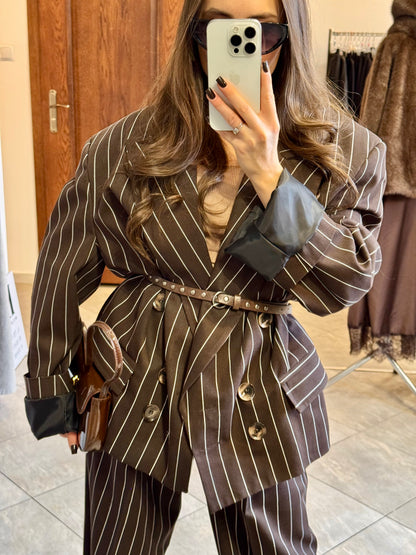 Marynarka oversize w prążki z paskiem – elegancki krój unisex