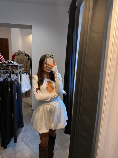 Eleganckie body damskie z efektownym wycięciem – długi rękaw, ecru