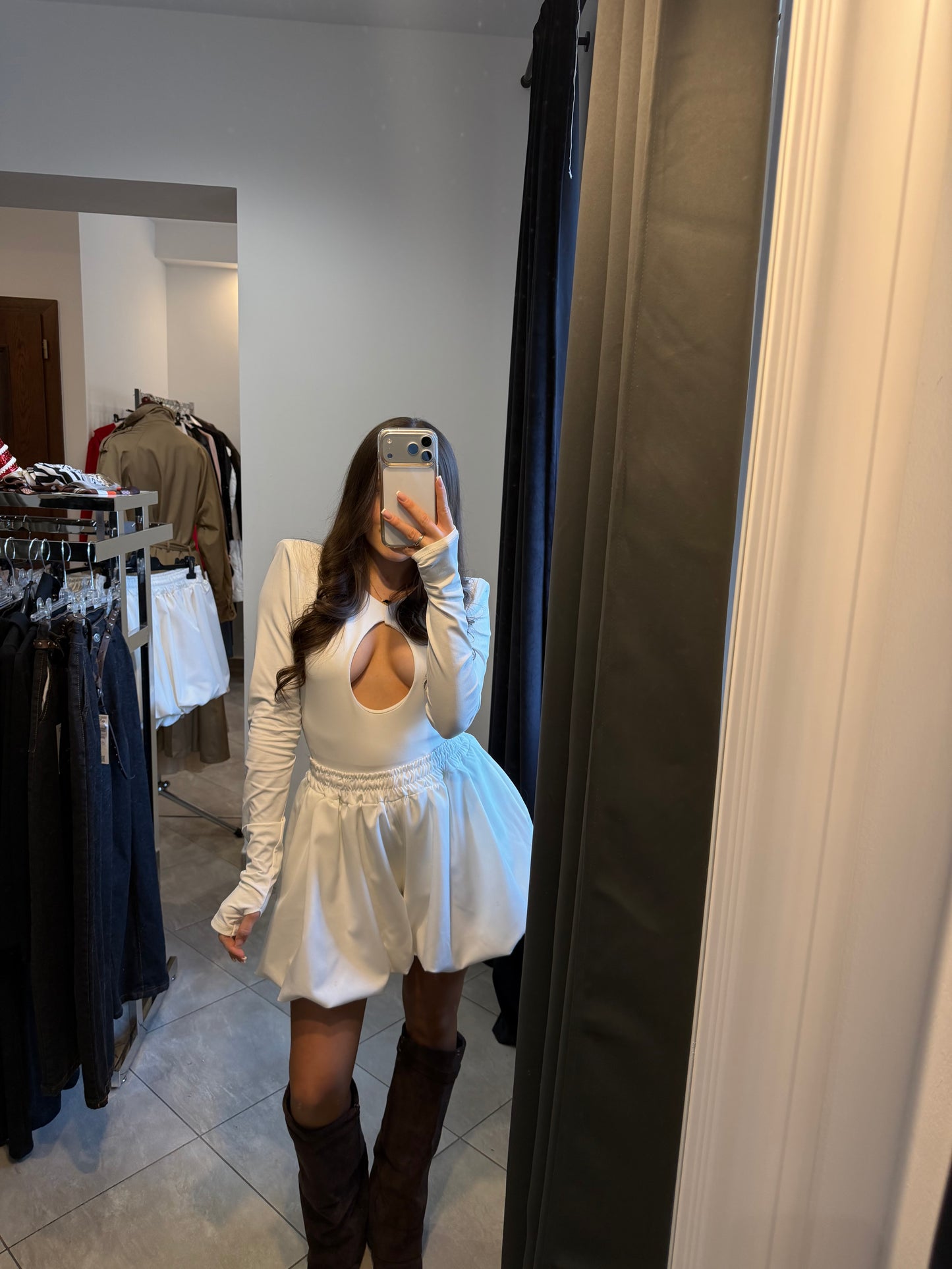 Eleganckie body damskie z efektownym wycięciem – długi rękaw, ecru
