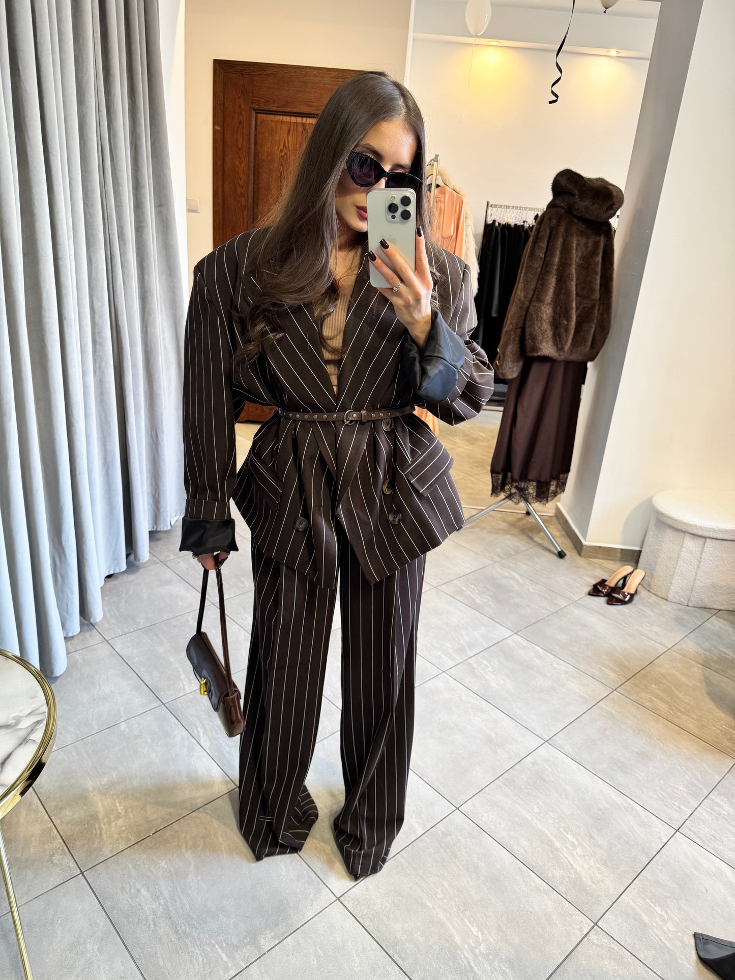 Marynarka oversize w prążki z paskiem – elegancki krój unisex