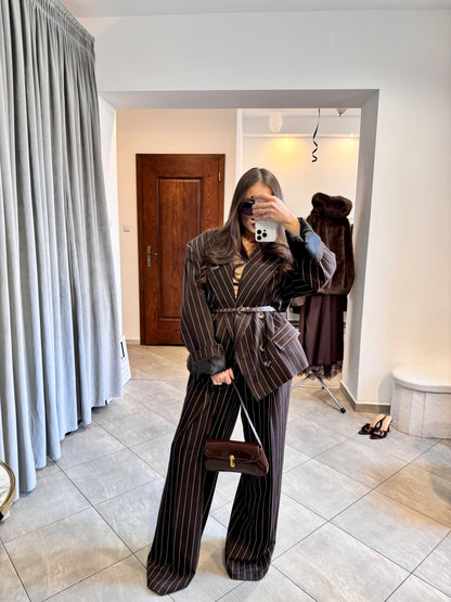 Marynarka oversize w prążki z paskiem – elegancki krój unisex