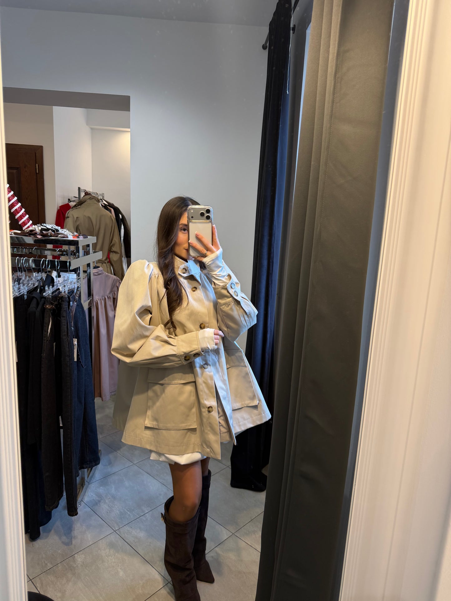 Krótki płaszcz damski oversize z bufiastymi rękawami – beżowy