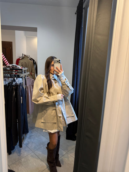 Krótki płaszcz damski oversize z bufiastymi rękawami – beżowy