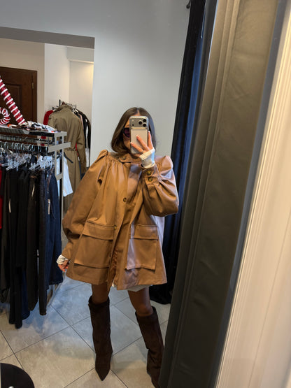 Krótki płaszcz damski oversize z bufiastymi rękawami – ciemny karmel