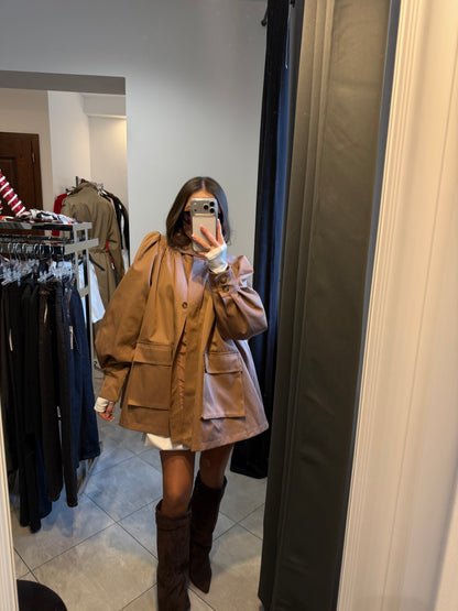 Krótki płaszcz damski oversize z bufiastymi rękawami – ciemny karmel