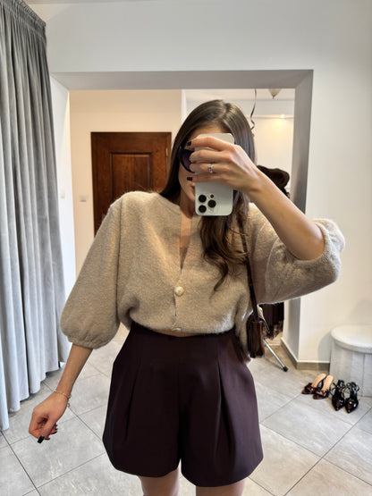 Beżowy sweter z rękawem 3/4 i guzikami – miękki oversize z dekoltem V