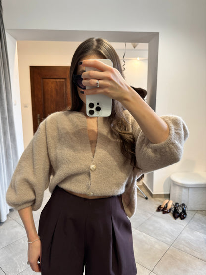 Beżowy sweter z rękawem 3/4 i guzikami – miękki oversize z dekoltem V
