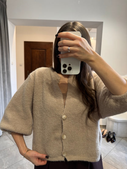 Beżowy sweter z rękawem 3/4 i guzikami – miękki oversize z dekoltem V